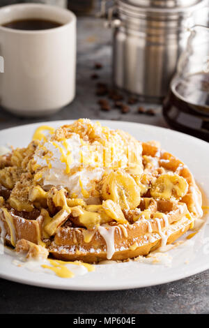 Budino di Banana Waffle con panna montata Foto Stock