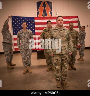 Distacco 5, 982nd combattere la Camera Co. (Airborne), U.S. La riserva di esercito di provare la loro cerimonia di distribuzione presso la 335a comando di segnalazione (Teatro) sede in East Point, Ga., 7 marzo 2017. Il distacco è stato di imbarcarsi su un periodo di nove mesi di distribuzione per il medio oriente per supportare la Combined Joint Task Force funzione OIR. Foto Stock