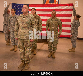 Distacco 5, 982nd combattere la Camera Co. (Airborne), U.S. La riserva di esercito di provare la loro cerimonia di distribuzione presso la 335a comando di segnalazione (Teatro) sede in East Point, Ga., 7 marzo 2017. Il distacco è stato di imbarcarsi su un periodo di nove mesi di distribuzione per il medio oriente per supportare la Combined Joint Task Force funzione OIR. Foto Stock