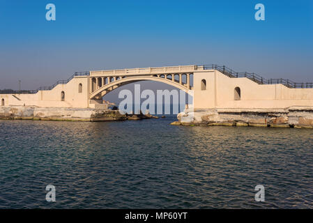 Ponte del mare al parco di Montazah con mare calmo e cielo chiaro all'orario di alba, Alessandria, Egitto Foto Stock