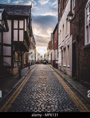 Nelle strade laterali di Chester City Centre Foto Stock