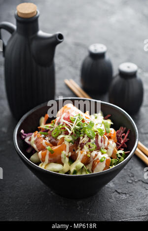 Poke ciotola con salmone e verdure Foto Stock