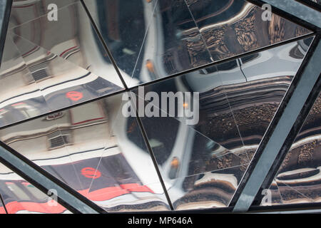 Vista dall'alto riflesso di un treno SMRT che passa accanto a una stazione ferroviaria. Singapore. Foto Stock