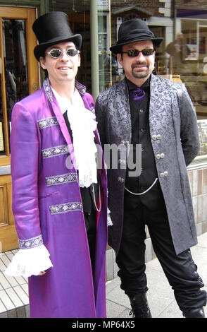 FLAMBOYANT IN VIOLA - Due Goth 'toffs' all'annuale festival Goth a Whitby, nello Yorkshire, Regno Unito Foto Stock