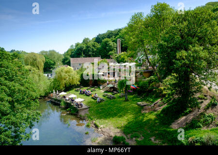 Pistole a croce pub al Avoncliff vicino a Bradford-on-Avon Wiltshire, Inghilterra REGNO UNITO Foto Stock