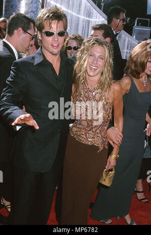 Brad Pitt e Aniston Brad JenniferPitt & Ansiton Jennifer-1 evento nella vita di Hollywood - California, tappeto rosso Evento, STATI UNITI D'AMERICA, industria cinematografica, celebrità, fotografia, Bestof, arte cultura e intrattenimento, Topix celebrità moda, migliori della vita di Hollywood, evento nella vita di Hollywood - California, moquette rossa e dietro le quinte, movie celebrità, personaggi televisivi, musica celebrità, Topix, Bestof, arte cultura e intrattenimento, verticale, una persona, fotografia, tre quarti, 1993-1999, inchiesta tsuni@Gamma-USA.com , Tsuni Credito / STATI UNITI D'AMERICA, === Red Carpet Event, USA, industria cinematografica, celebrità foto Foto Stock