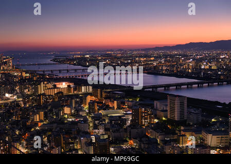 Viste della città di Osaka al tramonto da Umeda Sky building osservatorio (Giappone). Foto Stock