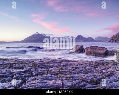 La famosa Baia rocciosa di Elgol sull'Isola di Skye in Scozia. Il Cuillins mountain in background. Fotografato al tramonto. Foto Stock