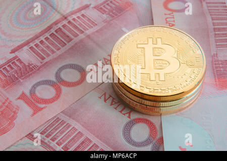 Pila di bitcoins fisico, BTC, bitcoin, ethereum, litecoins, ripple monete d oro e d argento, concetto cryptocurrency Foto Stock