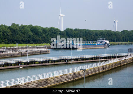 Navigazione commerciale Volkeraksluizen Volkerakdam Hollands Diep Volkerakstraat Willemstad, più grande di navigazione interna si blocca. Foto Stock