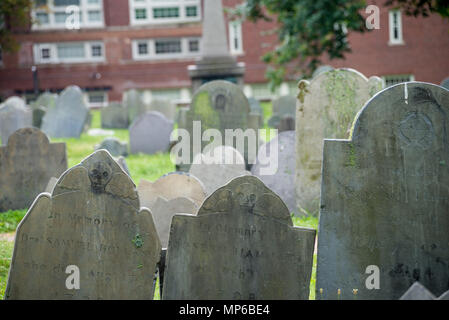 BOSTON, STATI UNITI D'AMERICA, luglio 11, 2017: oggetto contrassegnato per la rimozione definitiva nel re della cappella di sepoltura, cimitero storico di Boston. Foto Stock
