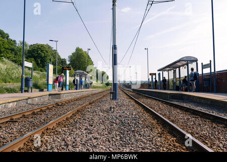 La fermata del tram a Sheffield stazione ferroviaria. Le persone sono in attesa su entrambe le piattaforme. Foto Stock