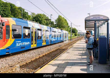 Stazione di Sheffield fermata del tram a Sheffield, Regno Unito. Stagecoach Supertram è sulla piattaforma opposta. Foto Stock