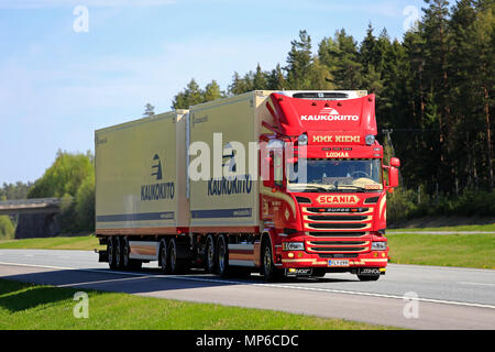 Rosso super Scania trasporto refrigerato carrello per Kaukokiito a velocità sulla superstrada in una limpida giornata di primavera a Salo, Finlandia - 12 maggio 2018. Foto Stock
