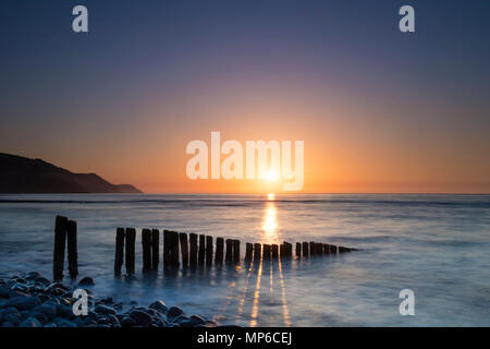 Tramonto sulla baia di Porlock da Bossington Beach, Porlock, Somerset, Regno Unito Foto Stock