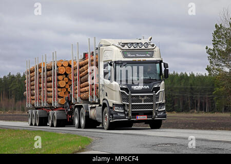 La prossima generazione di Scania carrello registrazione dei Mauri Virtanen Oy cale di registri di pino al mulino lungo la strada a nuvoloso giorno di primavera. Poytya, Finlandia - 4 Maggio 18. Foto Stock