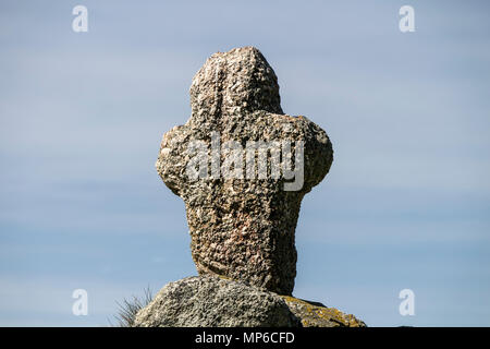 Pietra scolpita Croce sulle rovine di St Helen's oratorio, Cape Cornwall, Regno Unito. Foto Stock