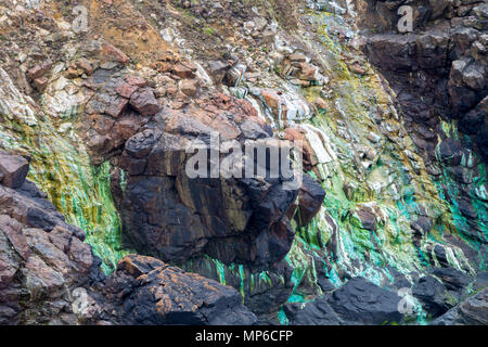 Fiore di rame e macchie causate da giacimenti di rame la lisciviazione dalla miniera di Geevor vicino a St proprio sulla costa sud occidentale di Cornwall, Regno Unito Foto Stock