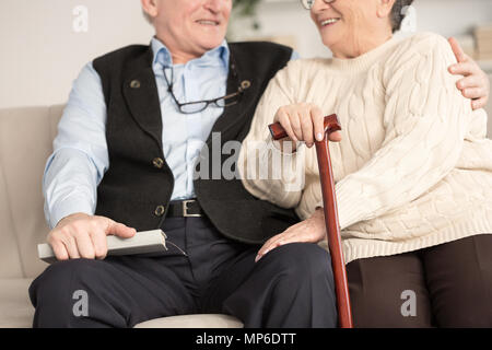 Close-up di felice coppia senior a supporto di ogni altro. Nonna con bastone Foto Stock