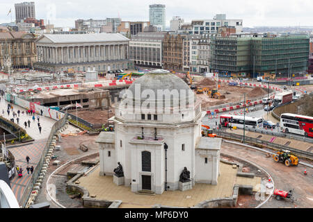 Lavori di costruzione attorno alla Sala della memoria in Centenary Square, Birmingham. La vista è la Biblioteca di Birmingham. Foto Stock