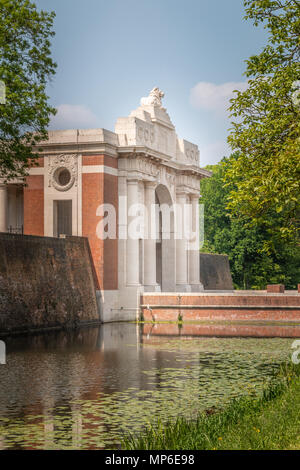 Menin Gate a Ypres Belgio vista laterale Foto Stock