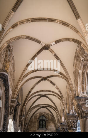 Cortile interno e arcuata di corridoio soffitto nel paese vecchio di Dubrovnik, Croazia Foto Stock