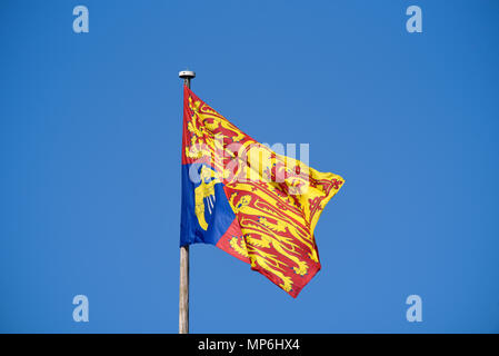 Royal Standard sorvolando il Castello di Windsor durante le nozze reali di Meghan Markle e del Principe Harry. Cielo blu Foto Stock