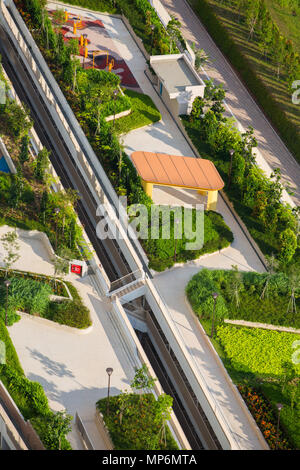 Vista aerea di un parcheggio a più piani sul tetto, con vegetazione e spazio per gli ospiti locali per esercitarsi. Singapore. Foto Stock