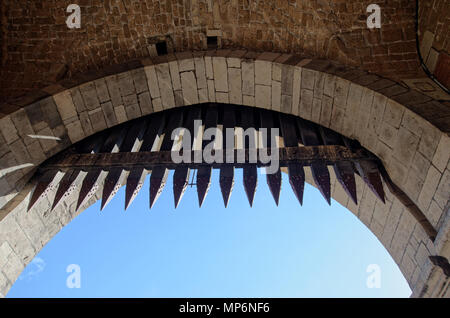 Portcullis presso medieval city gate Severinstorburg a Colonia Foto Stock