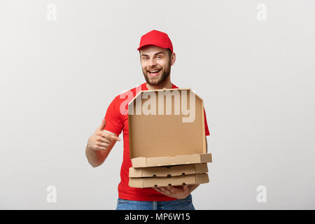 Consegna pizza concept. Ragazzo giovane è in grado di fornire e che mostra finestre di pizza in scatole. Isolato su sfondo bianco Foto Stock