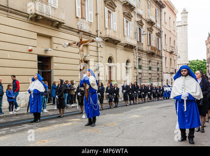 CAGLIARI, Italia - 1 Maggio 2018: il famoso Festival di Sant'Efisio in Sardegna. Gruppo di tutte le persone che indossano i costumi tradizionali del loro paese. Foto Stock