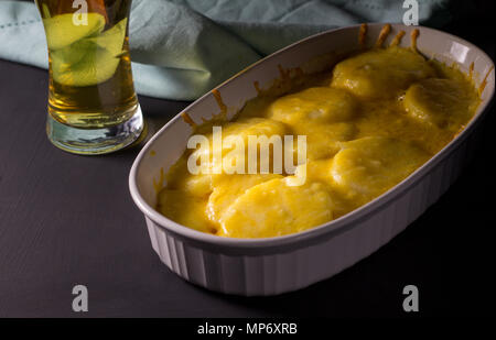 Cheesy potato cuocere con la birra - piatti da pub Foto Stock