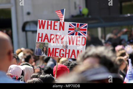 Windsor, Regno Unito. Il 20 maggio 2018. Scene di folla dopo il matrimonio di Meghan Markle e il principe Harry. al castello di Windsor Credito: Lorna Roberts/Alamy Live News Foto Stock
