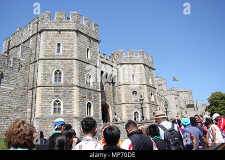 Windsor, Regno Unito. Il 20 maggio 2018. Scene di folla dopo il matrimonio di Meghan Markle e il principe Harry. al castello di Windsor Credito: Lorna Roberts/Alamy Live News Foto Stock