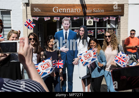 Visto persone aventi la loro le foto scattate con il principe Harry e Meghan cartone. Le nozze del principe Harry e Meghan Markle tenutasi il 19 maggio 2018 in alla cappella di San Giorgio al Castello di Windsor in Regno Unito, ordinariamente persone provenienti da Regno Unito e il resto del mondo è venuto a celebrare e a godere il royal wedding. Foto Stock