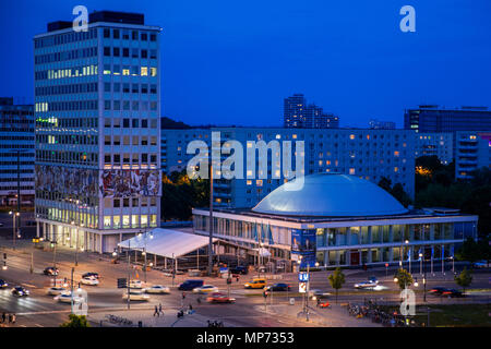 Berlino, Germania. 02Maggio, 2018. 02 maggio 2018, Germania Berlino: l'ex-Haus des Lehrers con la piastrella capolavoro della parete e il centro congressi di Berlino (bcc) durante le ore di colore blu. Credito: Jens Büttner/dpa-Zentralbild/ZB/dpa/Alamy Live News Foto Stock