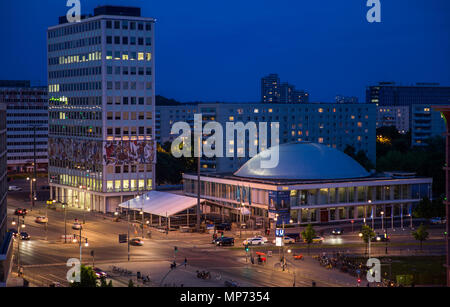 Berlino, Germania. 02Maggio, 2018. 02 maggio 2018, Germania Berlino: l'ex-Haus des Lehrers con la piastrella capolavoro della parete e il centro congressi di Berlino (bcc) durante le ore di colore blu. Credito: Jens Büttner/dpa-Zentralbild/ZB/dpa/Alamy Live News Foto Stock