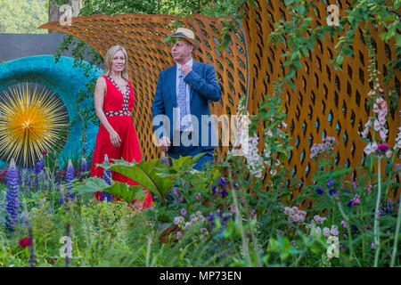 Londra, Regno Unito. 21 maggio 2018. BBC Relatori Sophie Raworth e Jo Swift sul David Harbor e Savills giardino, Sponsor: Savills & David Harbor Ltd, Designer: Nic Howard e contraente: Langdale Paesaggi - Premere Giorno della RHS Chelsea Flower Show presso il Royal Hospital Chelsea. Credito: Guy Bell/Alamy Live News Foto Stock