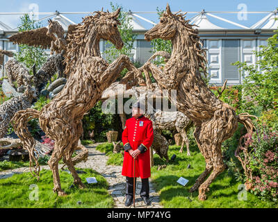 Londra, Regno Unito. 21 maggio 2018. Un pensionato di Chelsea ammira driftwood sculture da James Doran-Webb - Premere Giorno della RHS Chelsea Flower Show presso il Royal Hospital Chelsea. Credito: Guy Bell/Alamy Live News Foto Stock