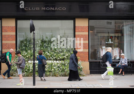 A Chelsea, Londra, Regno Unito. 22 Maggio, 2018. Summer of Love tema trasforma il Chelsea in un luogo di divertimento floreale di Chelsea in fiore. Club Monaco shop su Sloane Square visualizza un fantastico dentro e fuori la finestra floreali display. Credito: Malcolm Park/Alamy Live News. Foto Stock