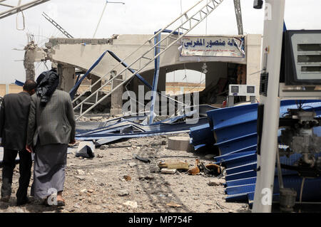 Sanaa, Yemen. 21 Maggio, 2018. Ispezionare i locali di una stazione di benzina dopo che essa è stata colpita da incursioni aeree effettuate dalla Saudi-coalizione ha portato alla periferia di Sanaa, Yemen, il 21 maggio 2018. Arabia Saudita è stato un leader arabo coalizione militare contro Houthis a sostegno dell'yemenita governo in esilio nel corso degli ultimi tre anni. Credito: Mohammed Mohammed/Xinhua/Alamy Live News Foto Stock