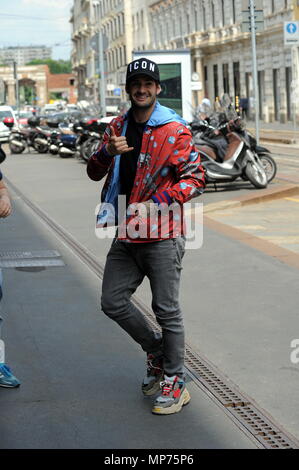 Milano, Alexandre Pato arriva al hotel per Andrea Pirlo addio partita il brasiliano Alexandre Pato, ex attaccante di Milano, ora protagonista nel campionato in Cina con il TIANJI N QUANJIAN team, come pure con la nazionale brasiliana, arriva a Milano per partecipare al gioco di addio di Andrea PIRLO, il suo compagno al momento del Milan. Qui egli è quando egli arriva al Armani hotel. Foto Stock