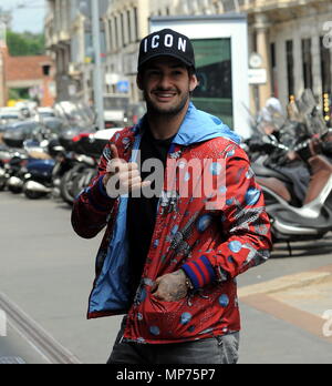 Milano, Alexandre Pato arriva al hotel per Andrea Pirlo addio partita il brasiliano Alexandre Pato, ex attaccante di Milano, ora protagonista nel campionato in Cina con il TIANJI N QUANJIAN team, come pure con la nazionale brasiliana, arriva a Milano per partecipare al gioco di addio di Andrea PIRLO, il suo compagno al momento del Milan. Qui egli è quando egli arriva al Armani hotel. Foto Stock