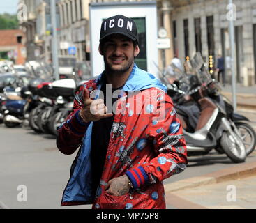 Milano, Alexandre Pato arriva al hotel per Andrea Pirlo addio partita il brasiliano Alexandre Pato, ex attaccante di Milano, ora protagonista nel campionato in Cina con il TIANJI N QUANJIAN team, come pure con la nazionale brasiliana, arriva a Milano per partecipare al gioco di addio di Andrea PIRLO, il suo compagno al momento del Milan. Qui egli è quando egli arriva al Armani hotel. Foto Stock