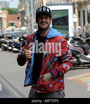 Milano, Alexandre Pato arriva al hotel per Andrea Pirlo addio partita il brasiliano Alexandre Pato, ex attaccante di Milano, ora protagonista nel campionato in Cina con il TIANJI N QUANJIAN team, come pure con la nazionale brasiliana, arriva a Milano per partecipare al gioco di addio di Andrea PIRLO, il suo compagno al momento del Milan. Qui egli è quando egli arriva al Armani hotel. Foto Stock