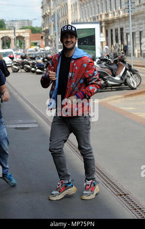 Milano, Alexandre Pato arriva al hotel per Andrea Pirlo addio partita il brasiliano Alexandre Pato, ex attaccante di Milano, ora protagonista nel campionato in Cina con il TIANJI N QUANJIAN team, come pure con la nazionale brasiliana, arriva a Milano per partecipare al gioco di addio di Andrea PIRLO, il suo compagno al momento del Milan. Qui egli è quando egli arriva al Armani hotel. Foto Stock