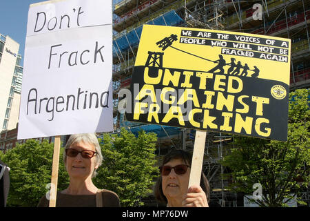 Manchester, Lancashire, Regno Unito. 21 Maggio, 2018. Stadio di manifestanti una dimostrazione contro la BP (British Petroleum) al di fuori della sua assemblea generale ordinaria (AG) per evidenziare le società ambientali e violazioni dei diritti umani in America Latina.manifestanti radunati a Manchester in Inghilterra settentrionale della domanda di protezione ambientale da grandi compagnie petrolifere. Credito: Andrew Mccoy SOPA/images/ZUMA filo/Alamy Live News Foto Stock