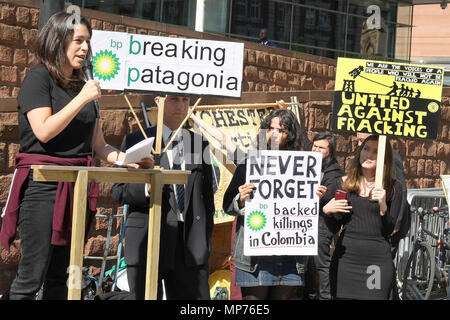 Manchester, Lancashire, Regno Unito. 21 Maggio, 2018. Stadio di manifestanti una dimostrazione contro la BP (British Petroleum) al di fuori della sua assemblea generale ordinaria (AG) per evidenziare le società ambientali e violazioni dei diritti umani in America Latina.manifestanti radunati a Manchester in Inghilterra settentrionale della domanda di protezione ambientale da grandi compagnie petrolifere. Credito: Andrew Mccoy SOPA/images/ZUMA filo/Alamy Live News Foto Stock