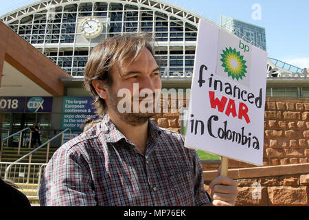 Manchester, Lancashire, Regno Unito. 21 Maggio, 2018. Un Argentino Protester detiene una targhetta mettendo in evidenza la società petrolifera BP pratiche discutibili in tutto il mondo soprattutto in America Latina.manifestanti radunati a Manchester in Inghilterra settentrionale della domanda di protezione ambientale da grandi compagnie petrolifere. Credito: Andrew Mccoy SOPA/images/ZUMA filo/Alamy Live News Foto Stock