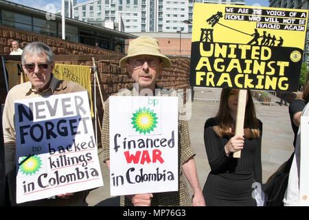 Manchester, Lancashire, Regno Unito. 21 Maggio, 2018. Tre manifestanti tenere cartelli uno che legge ''BP finanziato la guerra in Colombia'' a una dimostrazione al di fuori della società BP's AGM per evidenziare gli aspetti ambientali e gli abusi dei diritti umani BP è colpevole di in America Latina.manifestanti radunati a Manchester in Inghilterra settentrionale della domanda di protezione ambientale da grandi compagnie petrolifere. Credito: Andrew Mccoy SOPA/images/ZUMA filo/Alamy Live News Foto Stock